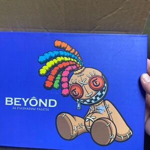 24 EyESHADOW Beyond palette